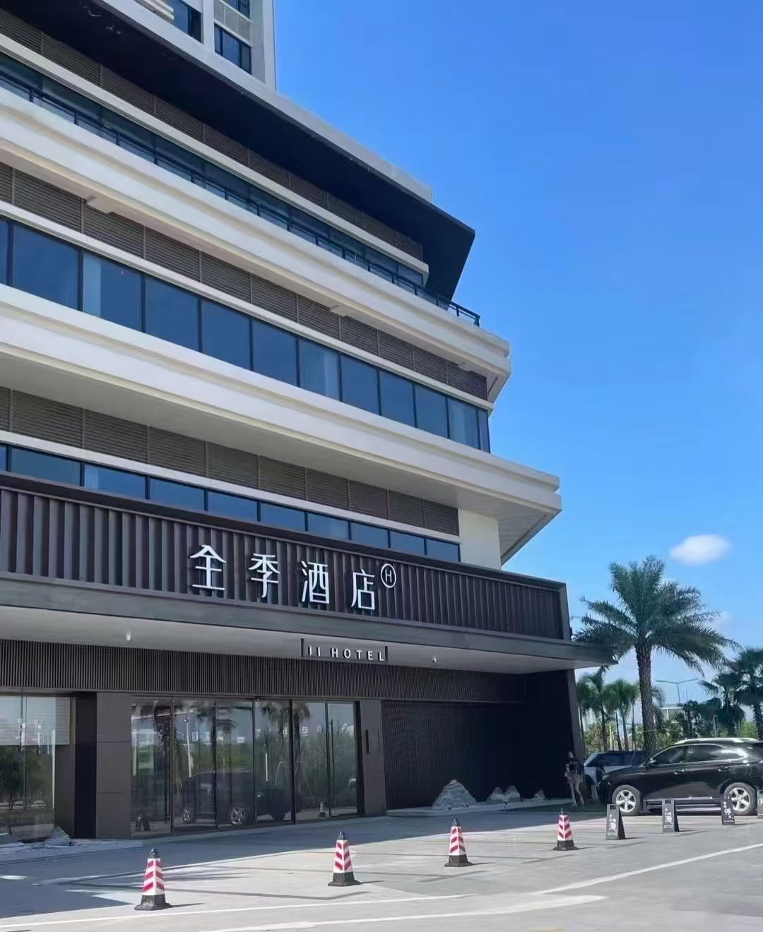 一塊會(huì)發(fā)光的金屬板，如何讓空間價(jià)值翻倍？——揭秘不銹鋼長(zhǎng)城板的工藝與高端應(yīng)用